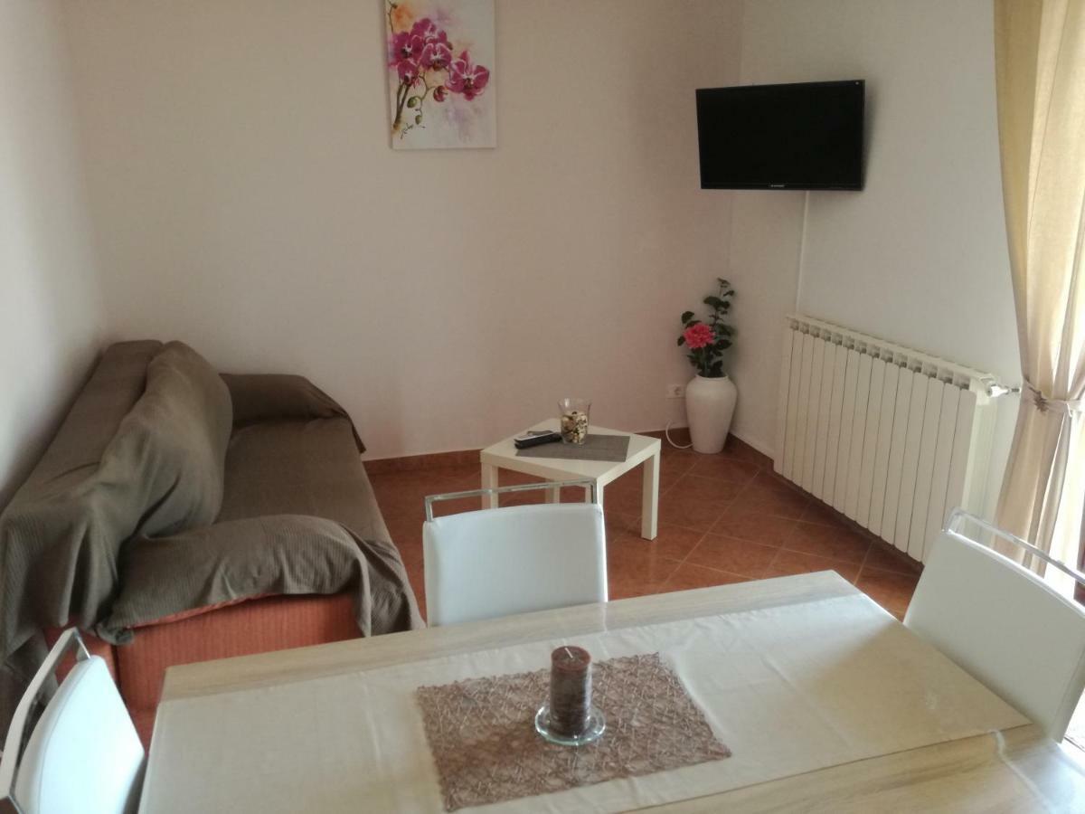 Apartment Vesna Veleniki Buitenkant foto